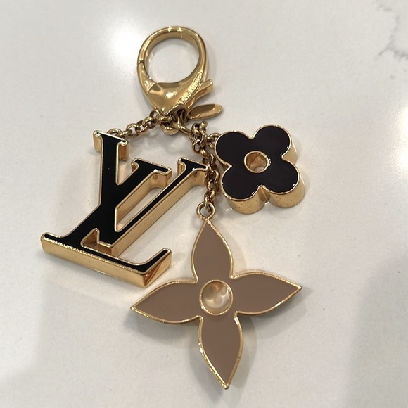 Louis Vuitton LV Fleur de Monogram Bag Charm
Key chain Pristine 🔑 - Picture 4 of 14